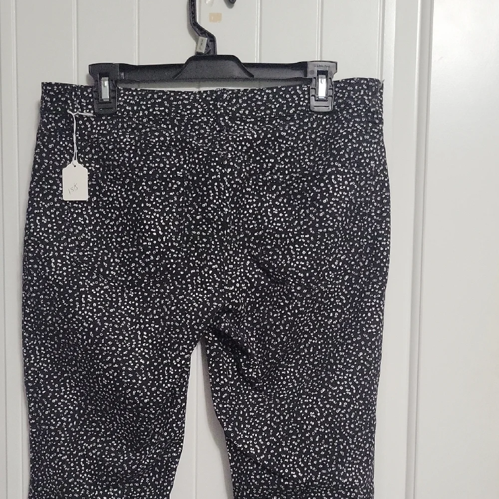 Ann Taylor Black and White Patterned Pants - Picture 4 of 6